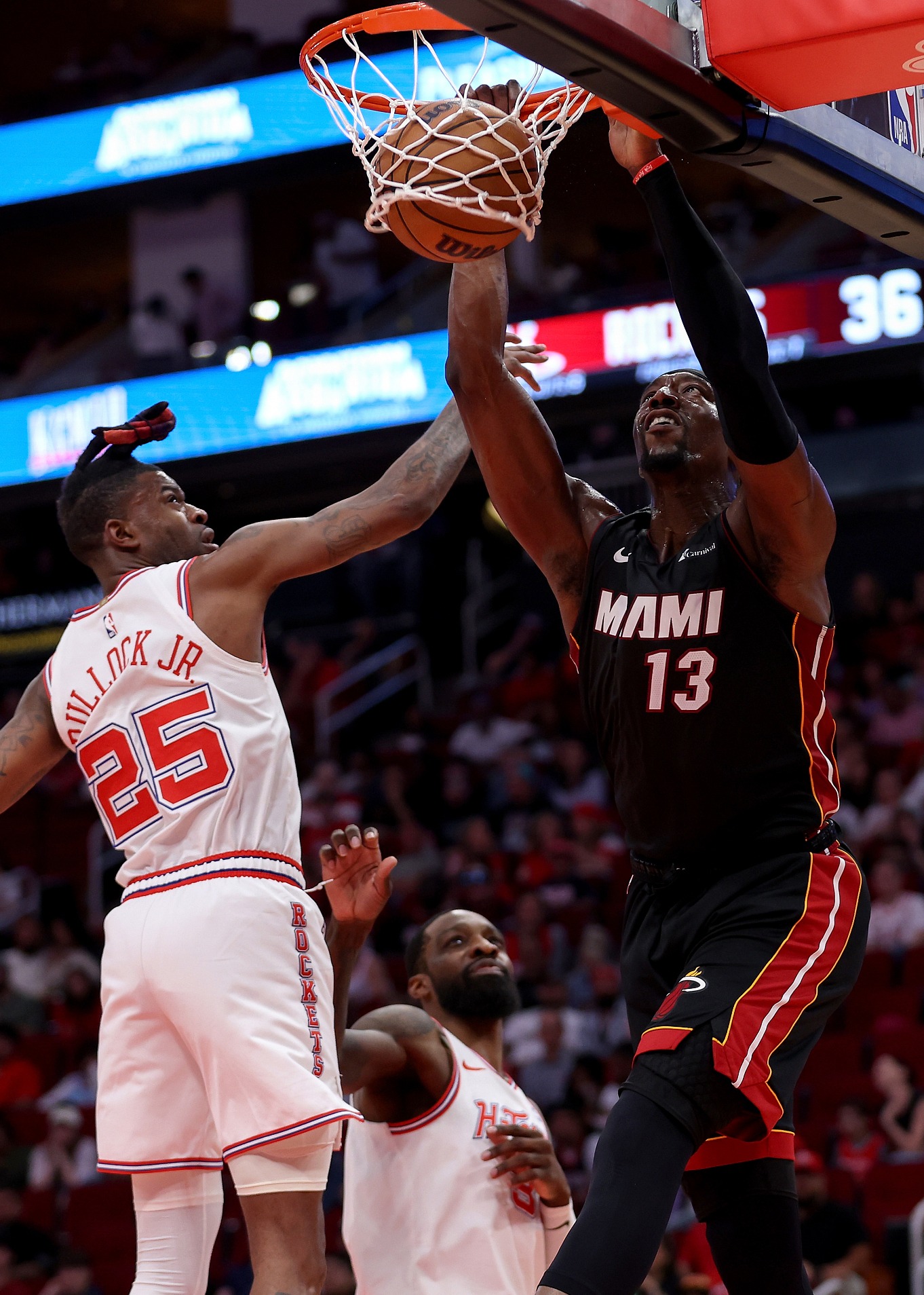 九游正版入口-赛后迈阿密热火备战NBA常规赛，手感冰凉细节曝光，话题不断，更衣室氛围转暖的简单介绍